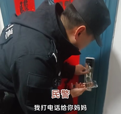 “警察同志，楼上有个小孩趴在窗边哭，太危险了！”
