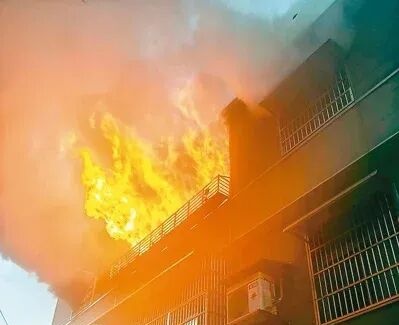 5楼突然起火，13岁的她一脚踹出了生路……