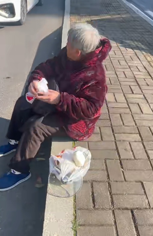 常德一网约车司机遇老人摔倒下车搀扶:也犹豫过几秒,看她痛苦无助的样子很心酸 常德一网约车司机遇老人摔倒下车搀扶:也犹豫过几秒,看她痛苦无助的样子很心酸