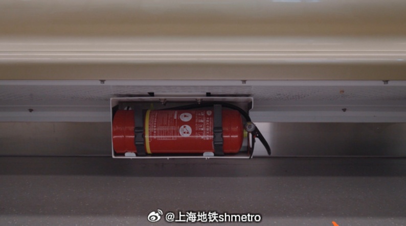 上海地铁晚高峰,乘客背包突然冒出浓烟,众人慌乱躲避!官方提醒:记住这个地方→ 上海地铁晚高峰,乘客背包突然冒出浓烟,众人慌乱躲避!官方提醒:记住这个地方→