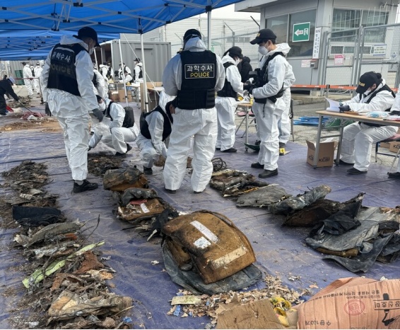 韩媒:韩国济州航空空难时隔一年多再发现遇难者遗骸,李在明下令迅速彻查 韩媒:韩国济州航空空难时隔一年多再发现遇难者遗骸,李在明下令迅速彻查