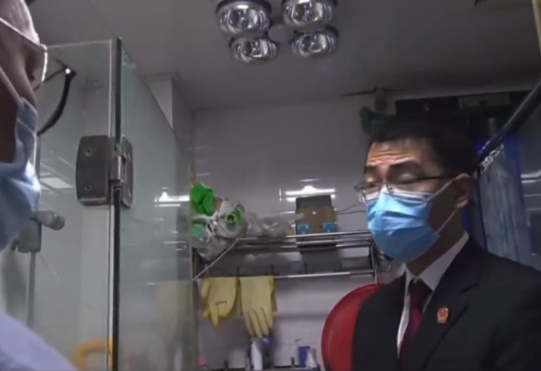 为报复邻居,男子每天循环播放十几小时鬼故事!分贝还不超标…… 为报复邻居,男子每天循环播放十几小时鬼故事!分贝还不超标……