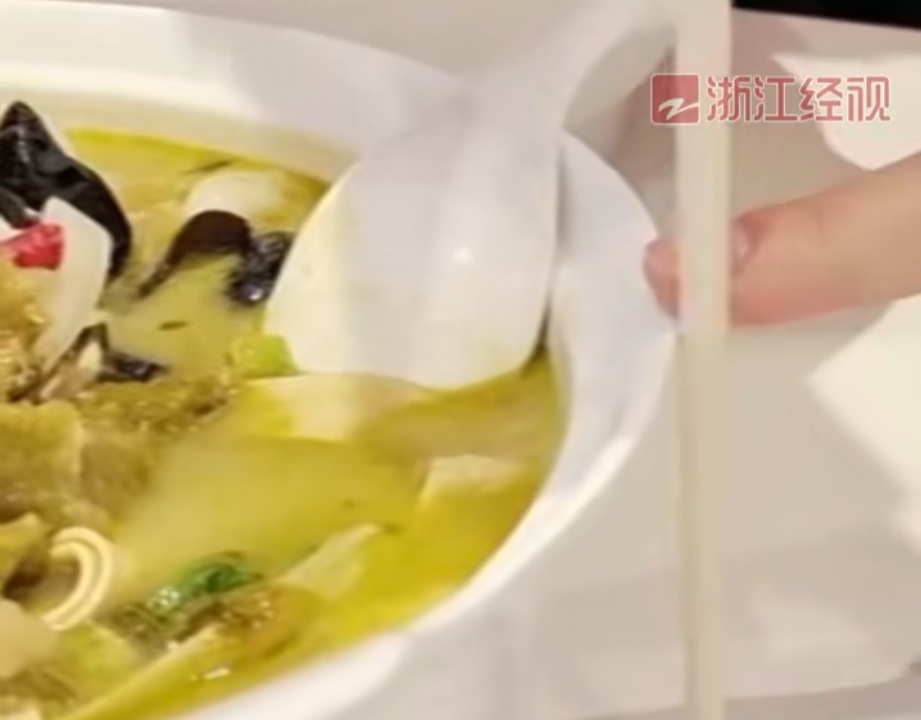 顾客气笑了!知名餐饮连锁给菜盆穿上“内增高”,网友:套路不得人心 顾客气笑了!知名餐饮连锁给菜盆穿上“内增高”,网友:套路不得人心