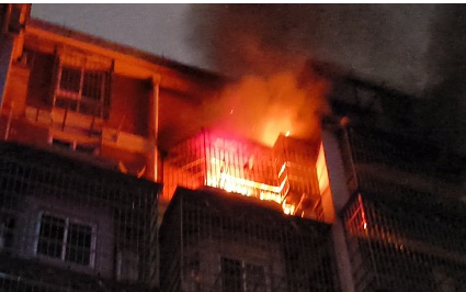 5楼突然起火，13岁的她一脚踹出了生路……