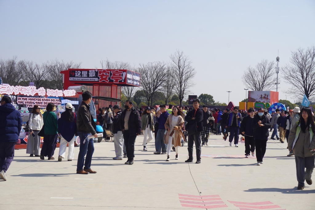 现场|F1中国大奖赛首日,全球车迷“进站”上海嘉定 现场|F1中国大奖赛首日,全球车迷“进站”上海嘉定