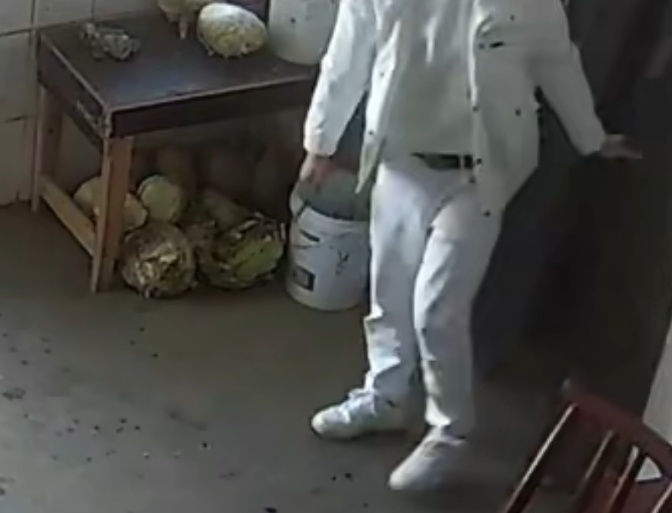 八旬老人出门遛弯未锁门,小偷趁机入室撬柜,偷走2万元养老钱! 八旬老人出门遛弯未锁门,小偷趁机入室撬柜,偷走2万元养老钱!