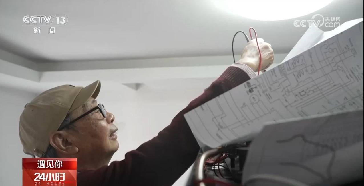 遇见你丨历时五年“手搓”爱的电梯 看77岁大爷的硬核浪漫 遇见你丨历时五年“手搓”爱的电梯 看77岁大爷的硬核浪漫