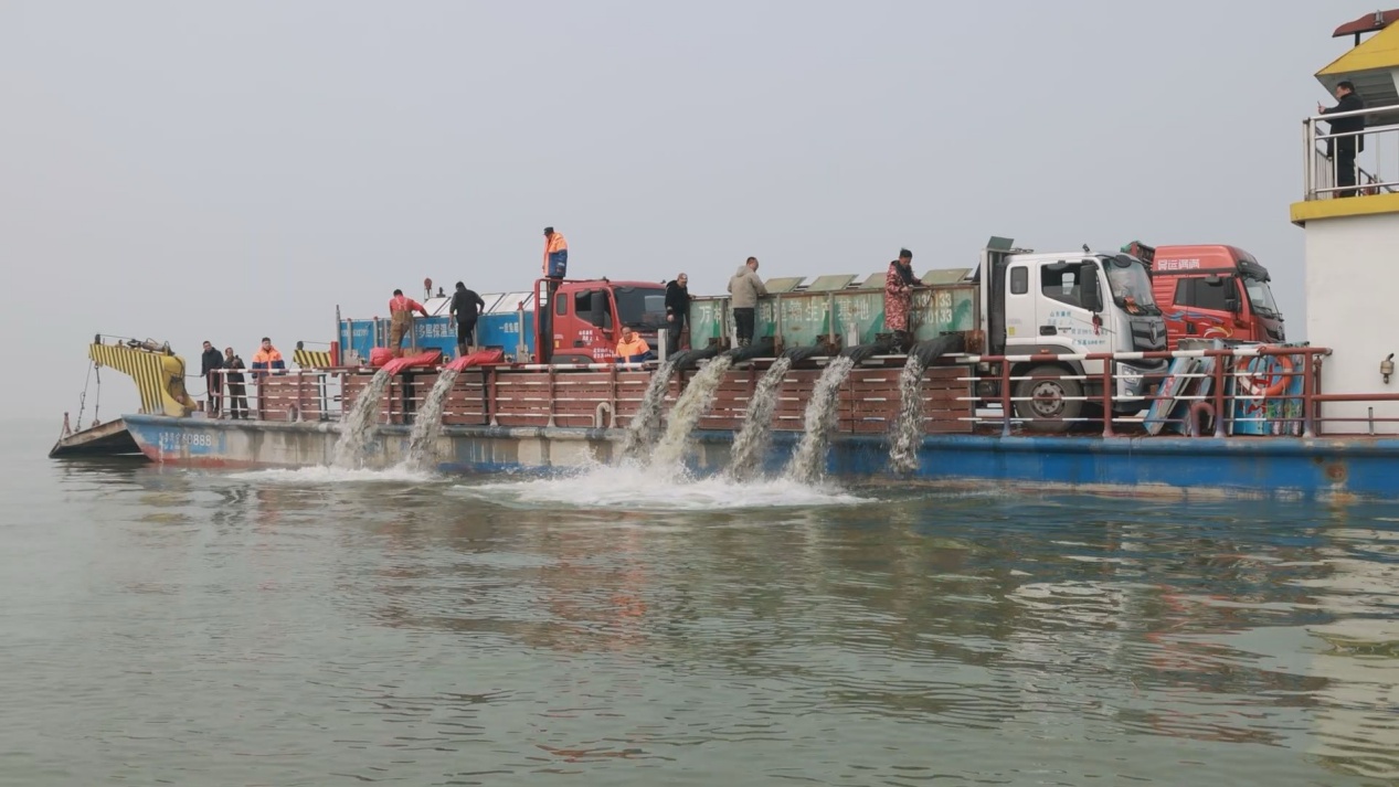 济宁南四湖连续22年放流鱼蟹 逾1600万尾苗种入湖修复生态 济宁南四湖连续22年放流鱼蟹 逾1600万尾苗种入湖修复生态