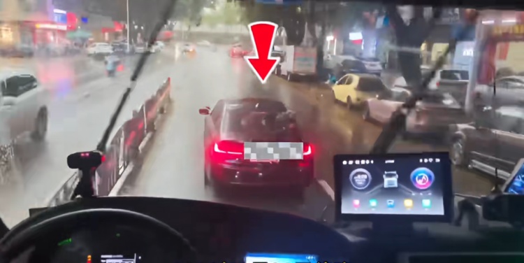 消防车多次鸣笛 私家车故意“龟速”行驶被罚