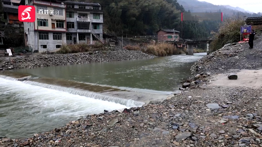 为省几十元洗车费，贵州一男子想在河边自助洗车，下一秒爱车变“水泡车”……