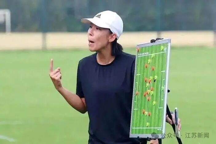 苏州队主教练官宣:“亚洲足坛第一女教练”陈婉婷!毕业于香港中文大学,是全球首位带领男子职业球队夺得顶级联赛冠军的女性主教练 苏州队主教练官宣:“亚洲足坛第一女教练”陈婉婷!毕业于香港中文大学,是全球首位带领男子职业球队夺得顶级联赛冠军的女性主教练