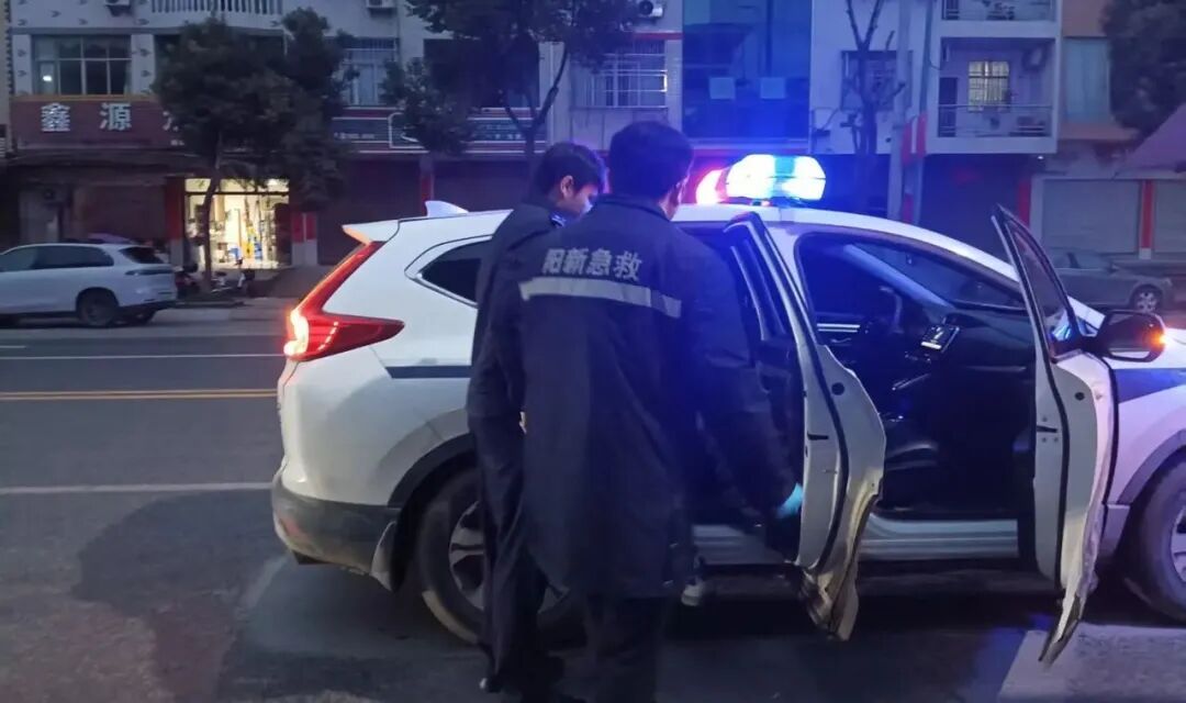 争分夺秒！老人突发癫痫，民警及时送医转危为安