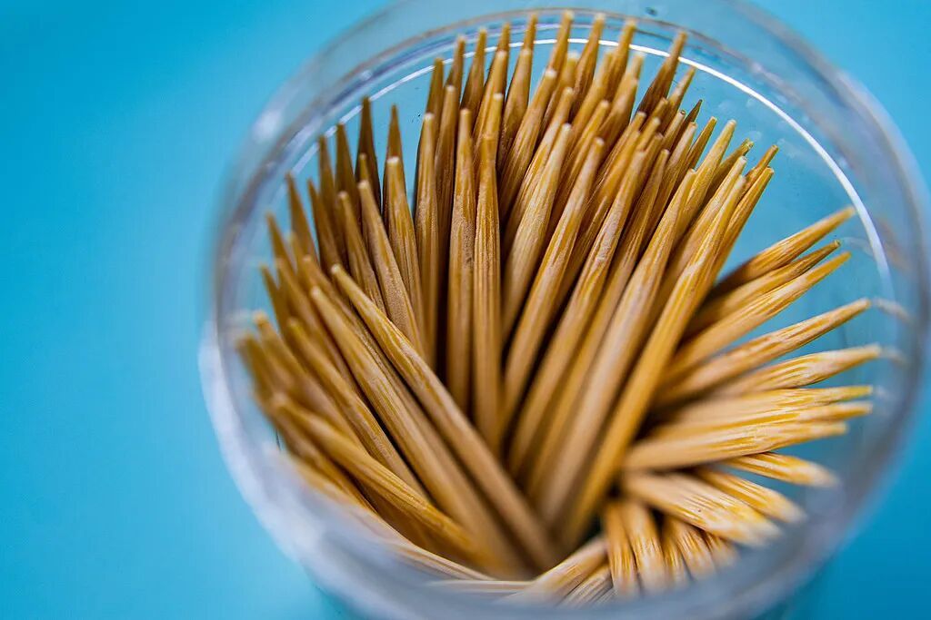 千万别再这样喝水!男子误吞牙签险穿肠,医院紧急接诊 千万别再这样喝水!男子误吞牙签险穿肠,医院紧急接诊