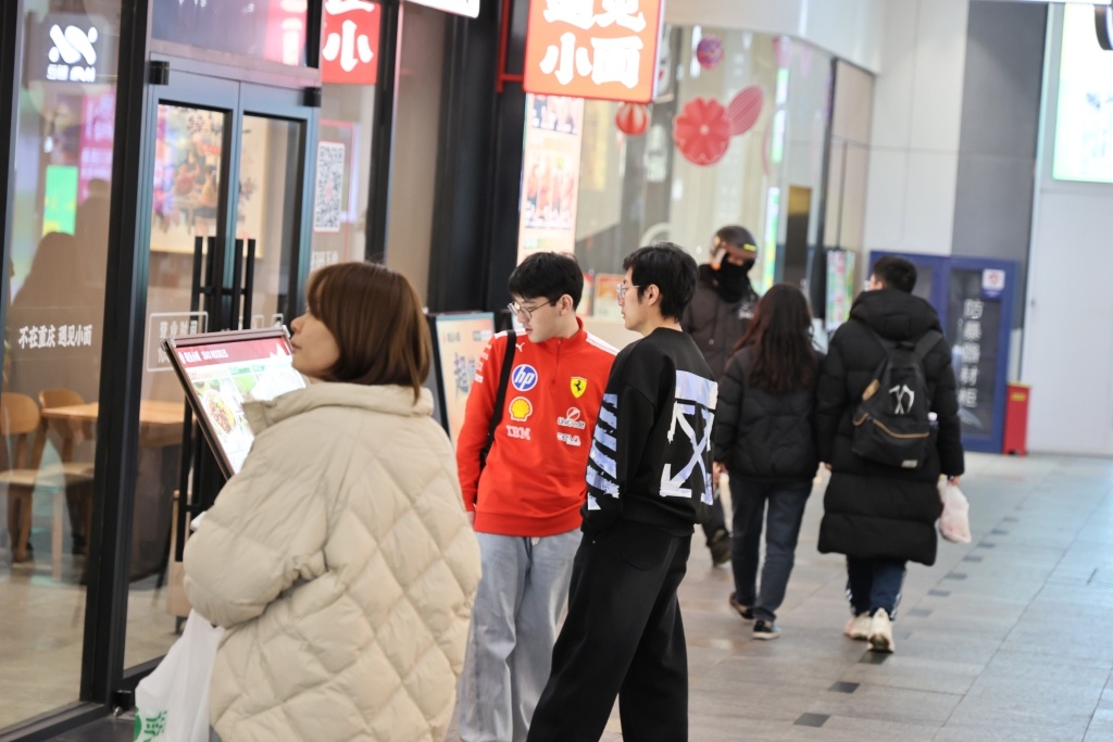 现场|F1中国大奖赛首日,全球车迷“进站”上海嘉定 现场|F1中国大奖赛首日,全球车迷“进站”上海嘉定