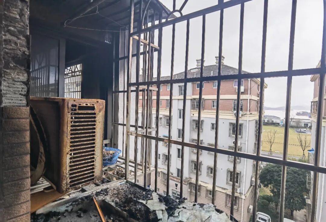 5楼突然起火，13岁的她一脚踹出了生路……