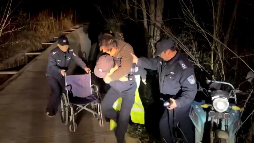 “我就知道你们会来!”看到民警,他哭了 “我就知道你们会来!”看到民警,他哭了