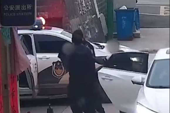 争分夺秒！老人突发癫痫，民警及时送医转危为安