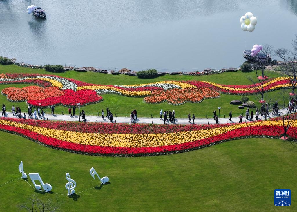 春季湖畔花海迎客来 春季湖畔花海迎客来