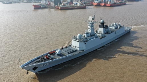 暗夜出击！恶劣海况下，扬州舰30分钟救起10位遇险渔民