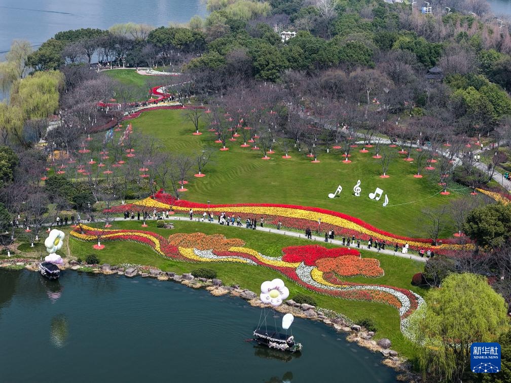 春季湖畔花海迎客来 春季湖畔花海迎客来