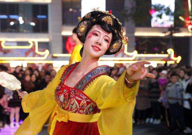 西安“不倒翁小姐姐”宣布离职,正式告别大唐不夜城;未来会做自媒体继续宣传西安 西安“不倒翁小姐姐”宣布离职,正式告别大唐不夜城;未来会做自媒体继续宣传西安