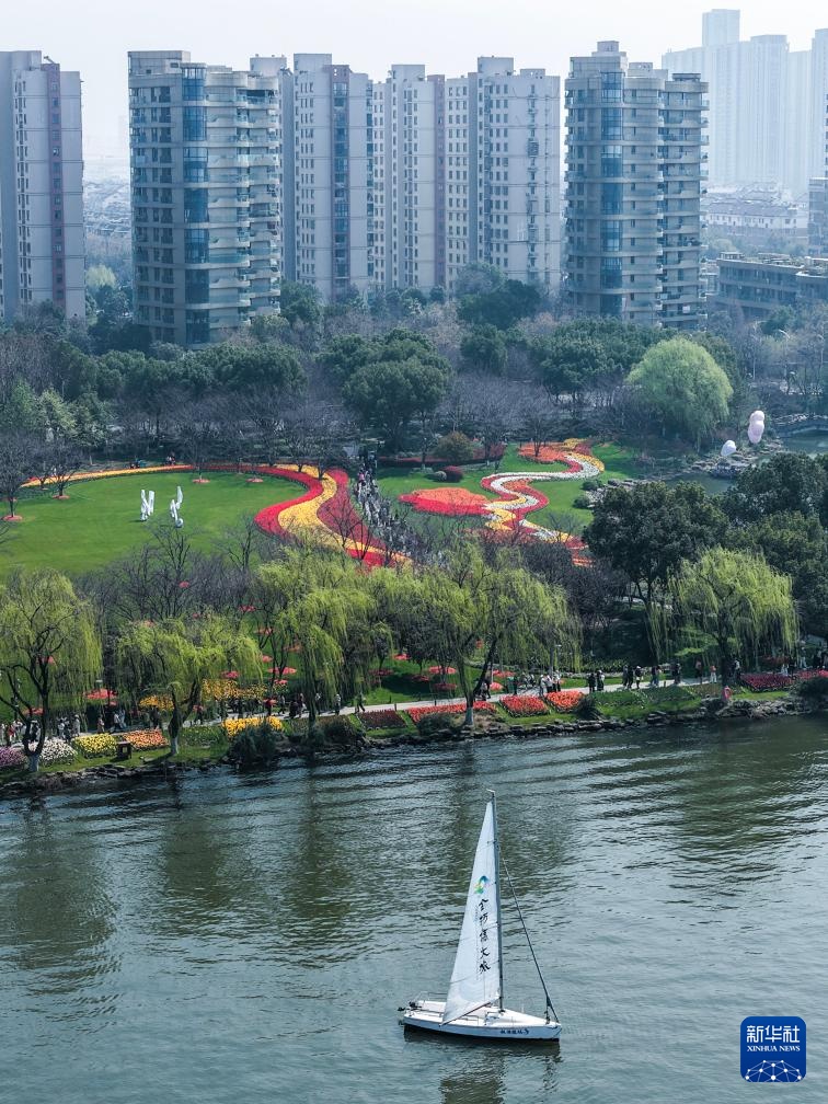 春季湖畔花海迎客来 春季湖畔花海迎客来