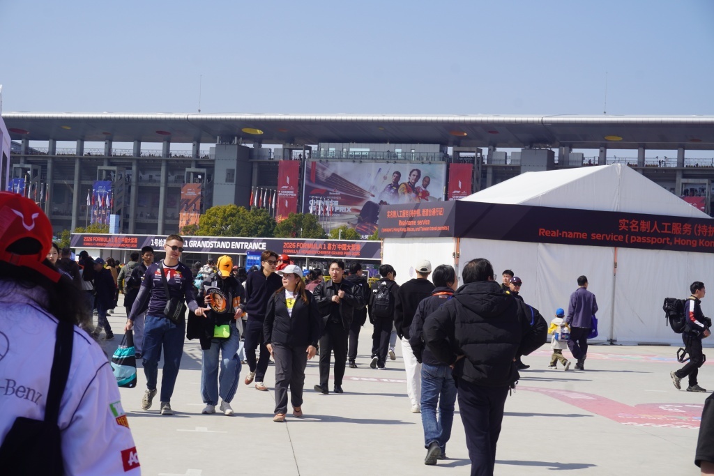 现场|F1中国大奖赛首日,全球车迷“进站”上海嘉定 现场|F1中国大奖赛首日,全球车迷“进站”上海嘉定