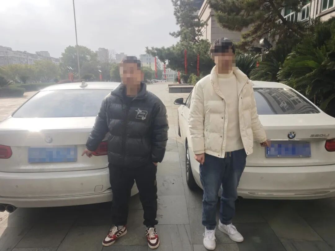 两辆同号牌车同时出现街头?咋回事? 两辆同号牌车同时出现街头?咋回事?