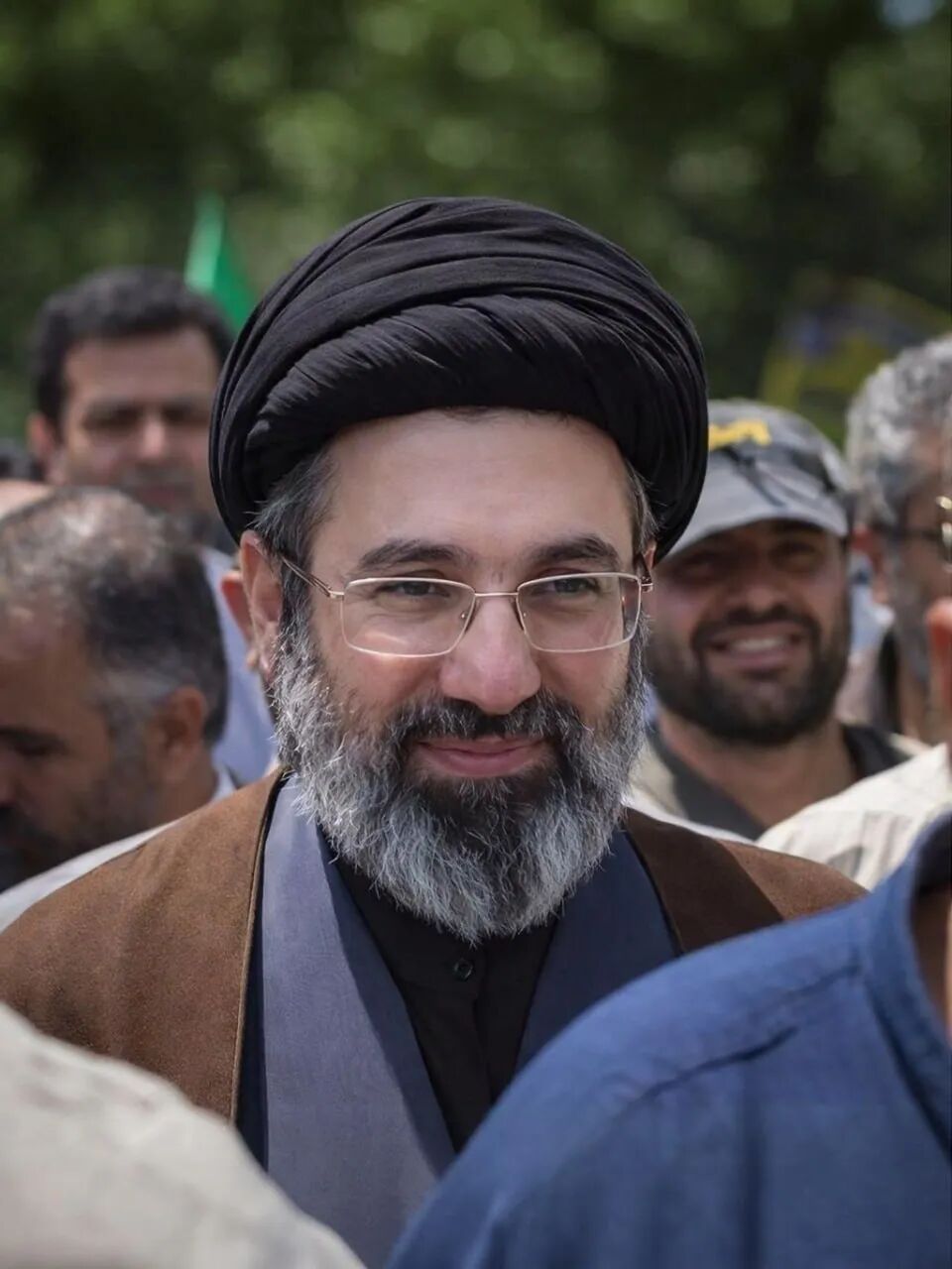 伊朗最高领袖穆杰塔巴至今仍未露面，特朗普回应：他可能“受伤但仍活着”