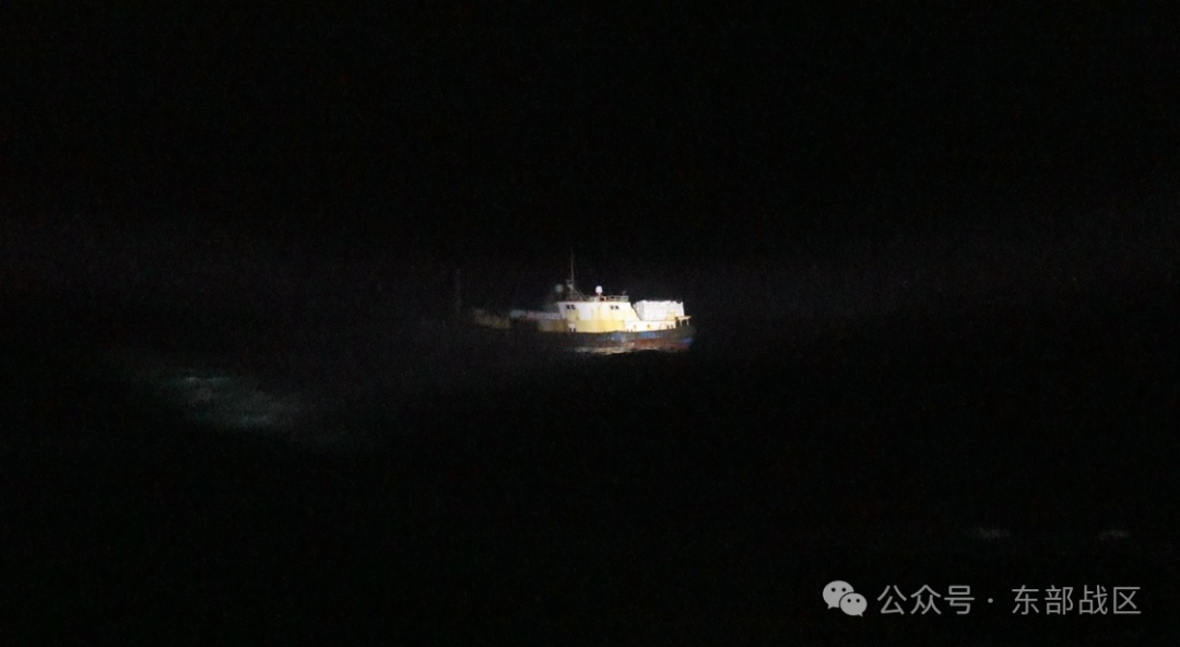 “看到海军官兵来了,就感觉有救了”,恶劣海况下扬州舰30分钟成功救起10位遇险渔民 “看到海军官兵来了,就感觉有救了”,恶劣海况下扬州舰30分钟成功救起10位遇险渔民