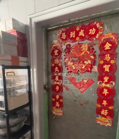 离谱!邻居竟将公共走廊“爆改”成开放式厨卫? 离谱!邻居竟将公共走廊“爆改”成开放式厨卫?