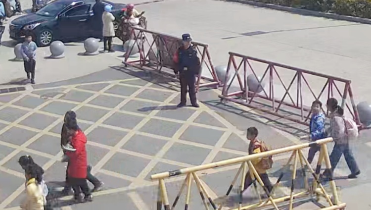 辅警李玉龙,10秒救下一名小女孩! 辅警李玉龙,10秒救下一名小女孩!