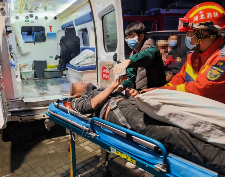 心疼!消防员从天花板上“凿”出一只手,来自一位98岁老人 心疼!消防员从天花板上“凿”出一只手,来自一位98岁老人