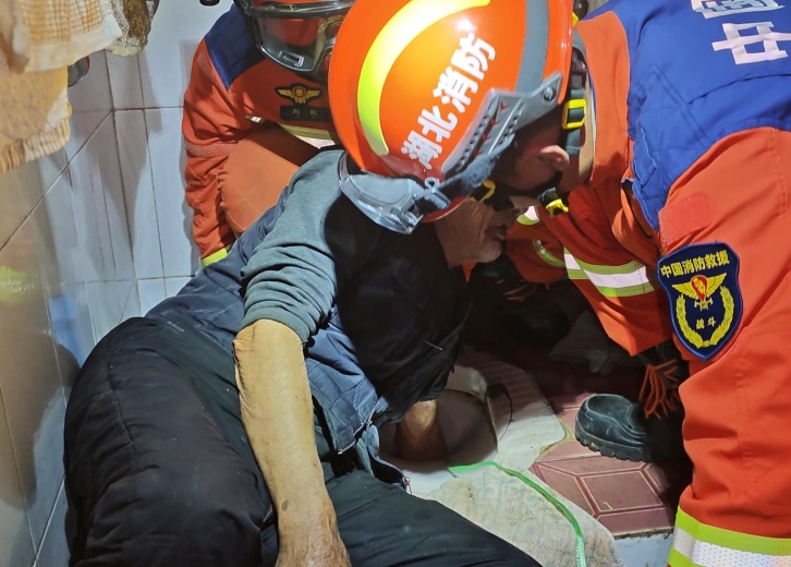 心疼!消防员从天花板上“凿”出一只手,来自一位98岁老人 心疼!消防员从天花板上“凿”出一只手,来自一位98岁老人