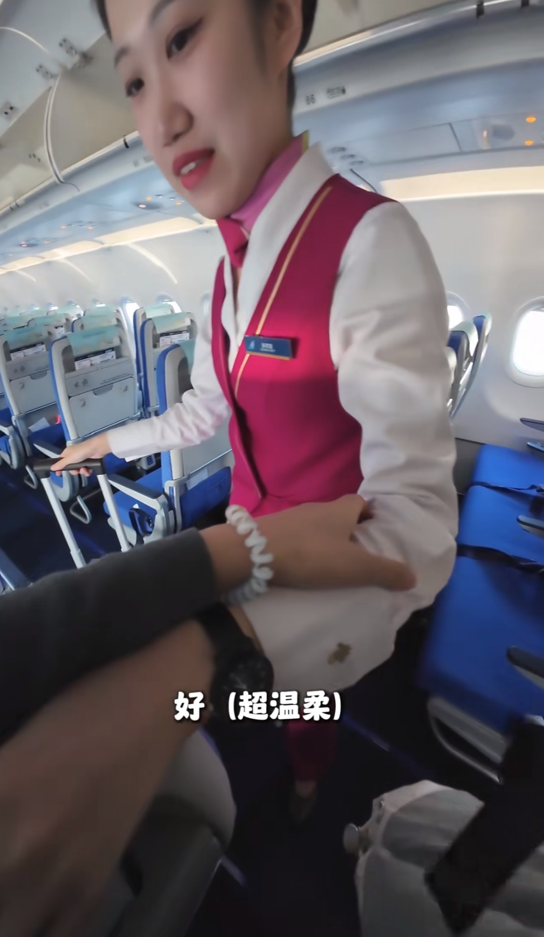 看完暖哭了！00后女孩失明后第一次独自坐飞机，至少说了15次谢谢