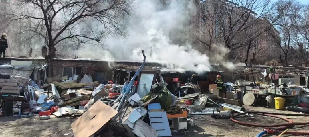 中年汉子红了眼眶!消防员从火海里抢回的,是这个家的“烟火日常” 中年汉子红了眼眶!消防员从火海里抢回的,是这个家的“烟火日常”