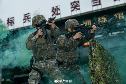 武警实战训练硬核大片