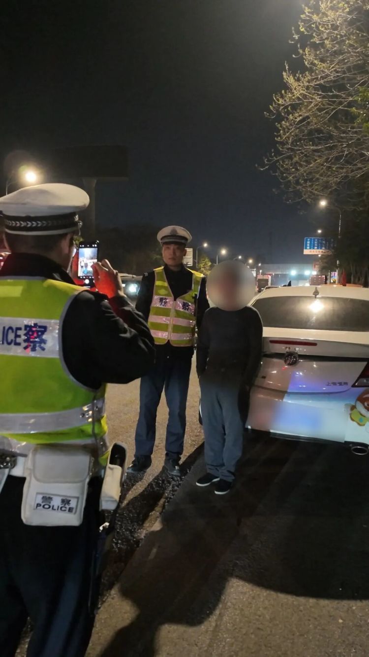 男子酒驾遇查紧锁车门玩手机，交警三连警告后破防！一吹气：151！