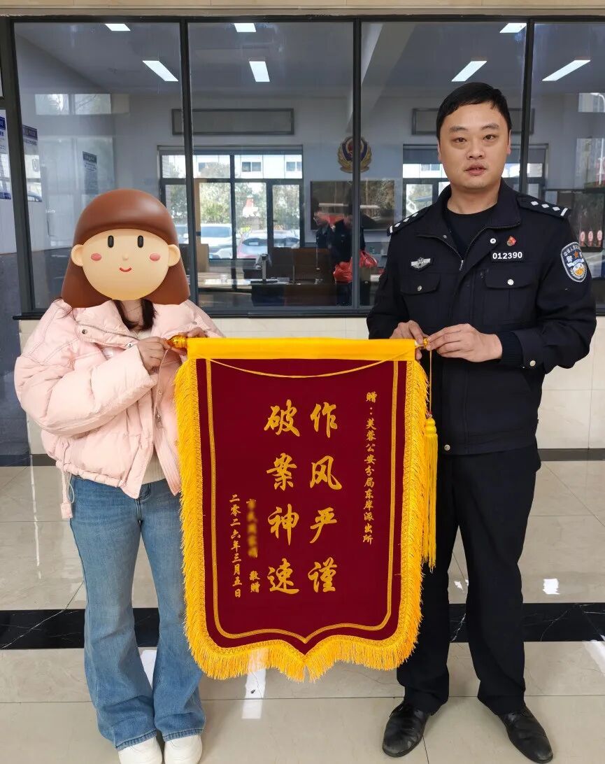 在垃圾堆里找金项链,真相是...... 在垃圾堆里找金项链,真相是......