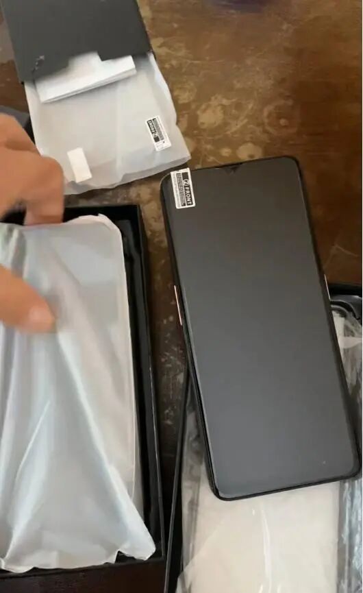 七旬老汉称直播间买酒，事后除收到81箱酒，还收到1台冰箱和7部手机