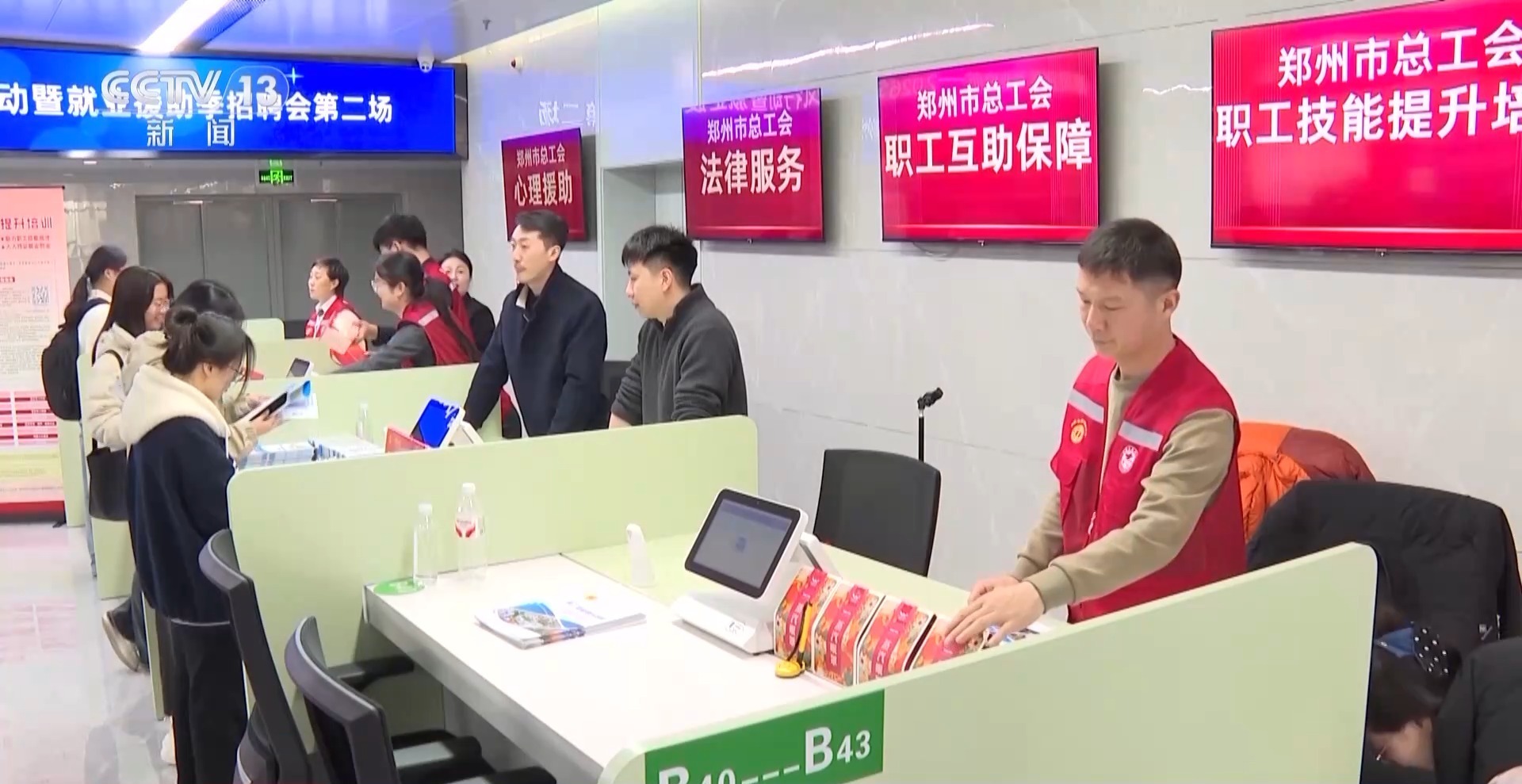 全国多地春招进高校 前沿科技领域人才受欢迎 全国多地春招进高校 前沿科技领域人才受欢迎