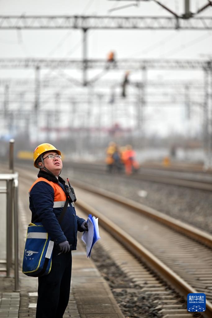 接触网集中修 保障铁路运输