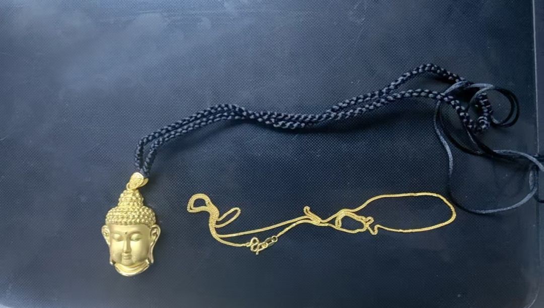 在垃圾堆里找金项链,真相是...... 在垃圾堆里找金项链,真相是......