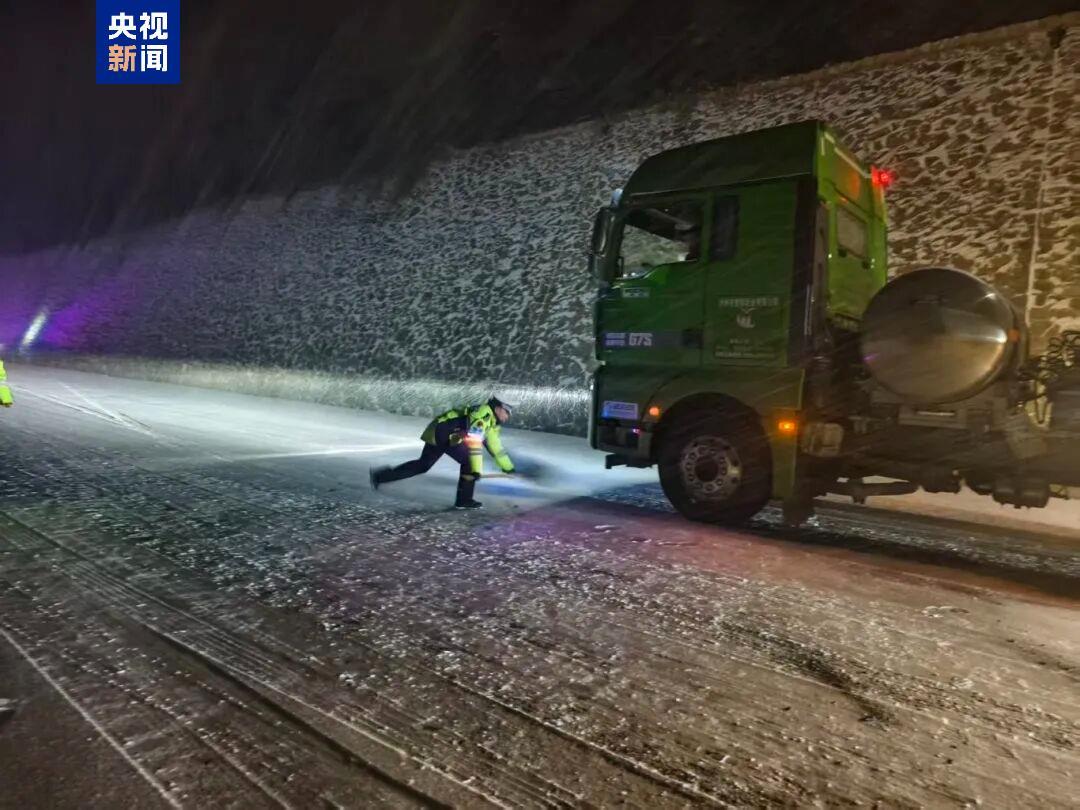 受降雪及路面结冰影响 甘肃这些高速临时交通管制或分流 受降雪及路面结冰影响 甘肃这些高速临时交通管制或分流