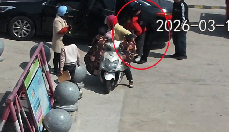 辅警李玉龙,10秒救下一名小女孩! 辅警李玉龙,10秒救下一名小女孩!