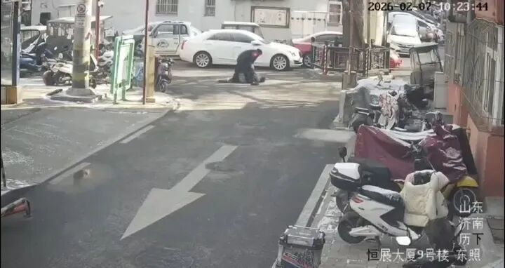 济南多名老人被骗,警方通报:嫌疑人李某、朱某已被抓获 济南多名老人被骗,警方通报:嫌疑人李某、朱某已被抓获