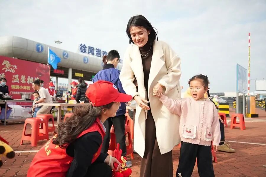 94亿人次的奔赴：春运里的中国温度与发展力量