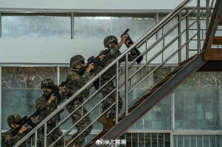 武警实战训练硬核大片