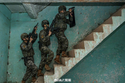 武警实战训练硬核大片