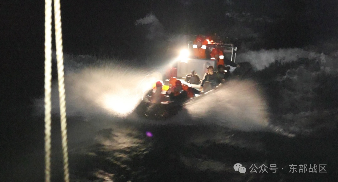 “看到海军官兵来了,就感觉有救了”,恶劣海况下扬州舰30分钟成功救起10位遇险渔民 “看到海军官兵来了,就感觉有救了”,恶劣海况下扬州舰30分钟成功救起10位遇险渔民